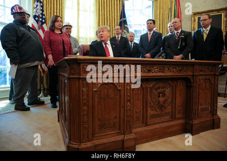 Washington, DC. Jan 31, 2019. Le Président des Etats-Unis, Donald J. Trump parle au cours d'une réunion avec les industriels américains dans le bureau ovale de la Maison Blanche le 31 janvier 2019 à Washington, DC. Credit : Oliver Contreras/Piscine via CNP | Conditions de crédit dans le monde entier : dpa/Alamy Live News Banque D'Images