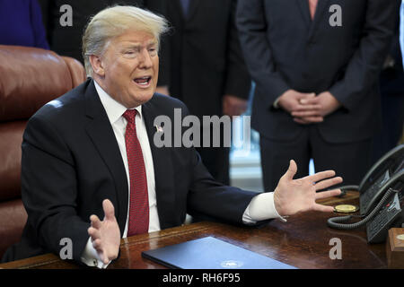 Washington, District de Columbia, Etats-Unis. Jan 31, 2019. Le Président des Etats-Unis, Donald J. Trump parle au cours d'une réunion avec les industriels américains dans le bureau ovale de la Maison Blanche le 31 janvier 2019 à Washington, DC. Credit : Oliver Contreras/Piscine via CNP Crédit : Oliver Contreras/CNP/ZUMA/Alamy Fil Live News Banque D'Images