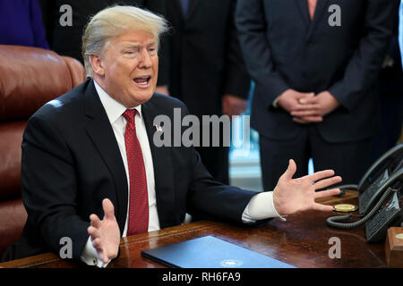 Washington, DC. Jan 31, 2019. Le Président des Etats-Unis, Donald J. Trump parle au cours d'une réunion avec les industriels américains dans le bureau ovale de la Maison Blanche le 31 janvier 2019 à Washington, DC. Credit : Oliver Contreras/Piscine via CNP | Conditions de crédit dans le monde entier : dpa/Alamy Live News Banque D'Images