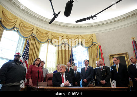 Washington, DC. Jan 31, 2019. Le Président des Etats-Unis, Donald J. Trump parle au cours d'une réunion avec les industriels américains dans le bureau ovale de la Maison Blanche le 31 janvier 2019 à Washington, DC. Credit : Oliver Contreras/Piscine via CNP | Conditions de crédit dans le monde entier : dpa/Alamy Live News Banque D'Images