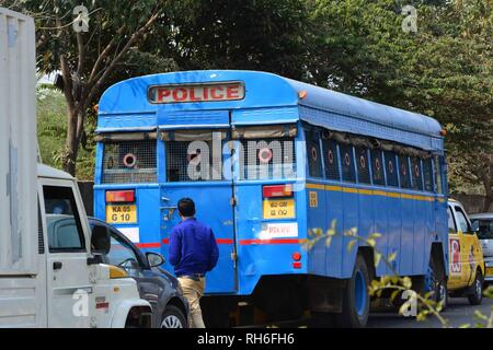 Le 1er février 2019 - Bangalore, Karnataka, Inde - un bus de police vu près de l'emplacement de l'accident après la catastrophe..Le Mirage 2000 trainer avion s'est écrasé à l'aéroport pendant les heures de matin HAL laissant 2 pilotes sont morts, Siddhartha Negi et Samir Abrol. La cause exacte de l'accident n'a pas encore été identifié. (Crédit Image : © Meghana Sastry/SOPA des images à l'aide de Zuma sur le fil) Banque D'Images