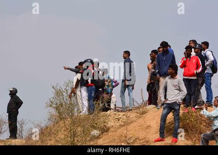 Le 1er février 2019 - Bangalore, Karnataka, Inde - Les gens vu réunis pour assister au reste de l'avion après l'accident..Le Mirage 2000 trainer avion s'est écrasé à l'aéroport pendant les heures de matin HAL laissant 2 pilotes sont morts, Siddhartha Negi et Samir Abrol. La cause exacte de l'accident n'a pas encore été identifié. (Crédit Image : © Meghana Sastry/SOPA des images à l'aide de Zuma sur le fil) Banque D'Images