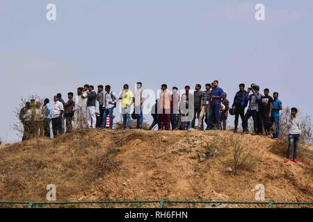 Le 1er février 2019 - Bangalore, Karnataka, Inde - Les gens vu réunis pour assister au reste de l'avion après l'accident..Le Mirage 2000 trainer avion s'est écrasé à l'aéroport pendant les heures de matin HAL laissant 2 pilotes sont morts, Siddhartha Negi et Samir Abrol. La cause exacte de l'accident n'a pas encore été identifié. (Crédit Image : © Meghana Sastry/SOPA des images à l'aide de Zuma sur le fil) Banque D'Images