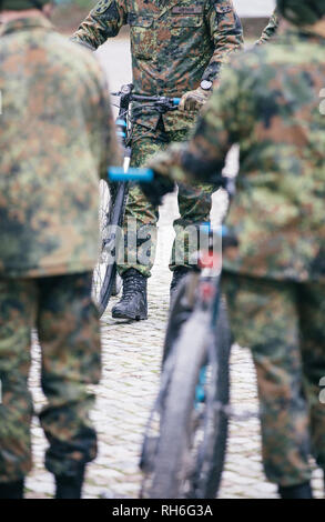 01 février 2019, Saxe, Dresde : les élèves à se préparer pour les leçons avec un vélo de montagne dans l'école des officiers de l'armée. Photo : Oliver Killig/dpa-Zentralbild/dpa Banque D'Images