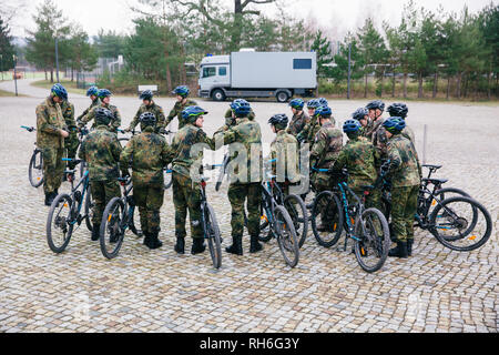 01 février 2019, Saxe, Dresde : les élèves à se préparer pour les leçons avec un vélo de montagne dans l'école des officiers de l'armée. Photo : Oliver Killig/dpa-Zentralbild/dpa Banque D'Images