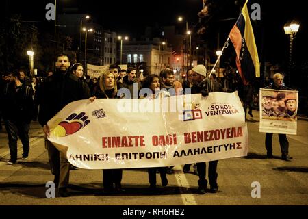 Athènes, Grèce. Jan 31, 2019. Vu les manifestants tenant une bannière pendant la manifestation.personnes ont manifesté à l'ambassade des Etats-Unis à faire preuve de solidarité avec le Venezuela à Athènes, Grèce. Credit : Giorgos Zachos SOPA/Images/ZUMA/Alamy Fil Live News Banque D'Images