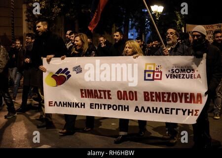 Athènes, Grèce. Jan 31, 2019. Vu les manifestants tenant une bannière pendant la manifestation.personnes ont manifesté à l'ambassade des Etats-Unis à faire preuve de solidarité avec le Venezuela à Athènes, Grèce. Credit : Giorgos Zachos SOPA/Images/ZUMA/Alamy Fil Live News Banque D'Images