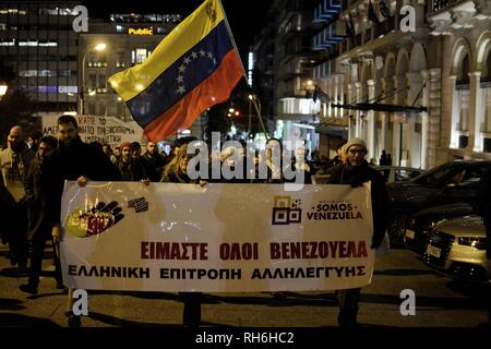 Athènes, Grèce. Jan 31, 2019. Vu les manifestants tenant une bannière pendant la manifestation.personnes ont manifesté à l'ambassade des Etats-Unis à faire preuve de solidarité avec le Venezuela à Athènes, Grèce. Credit : Giorgos Zachos SOPA/Images/ZUMA/Alamy Fil Live News Banque D'Images