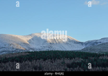 Newcastle, comté de Down, Irlande du Nord. 01 février 2019. UK - une journée froide mais ensoleillée sur la côte avec de la neige jusqu'en haut de la montagnes de Mourne. Neige sur Slieve Commedagh. Crédit : David Hunter/Alamy Live News. Banque D'Images