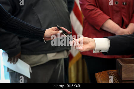 Le Président des Etats-Unis, Donald J. Trump donne un stylo après qu'il a signé un décret pour renforcer l'Administration d'Atout "Buy American" en encourageant la politique des bénéficiaires d'une aide financière fédérale pour l'infrastructure de "Buy American" dans le bureau ovale de la Maison Blanche le 31 janvier 2019 à Washington, DC. Credit : Oliver Contreras/piscine par CNP /MediaPunch Banque D'Images