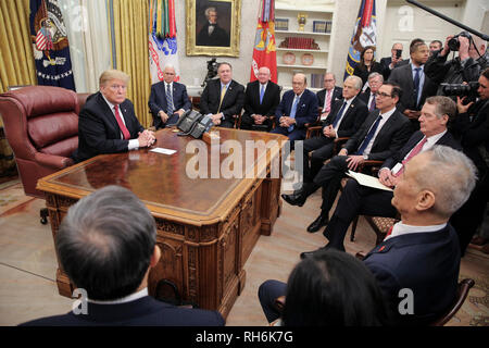 Le Président des Etats-Unis, Donald J. Trump, et, à partir de la gauche, le Vice-président américain Mike Pence, Secrétaire d'État américain Mike Pompeo, secrétaire au Commerce Wilbur L. Ross, Jr., directeur de la politique commerciale et industrielle, Directeur de la Maison Blanche du Conseil de commerce national Peter Navarro, secrétaire au Trésor des Etats-Unis Steven T. Mnunchin, et le représentant au Commerce des États-Unis, Robert Lighthizer, rencontrez avec Liu, IL, membre du Bureau politique du Comité central du Parti communiste chinois et vice-Premier Ministre de la République populaire de Chine et Wang Shouwen, Vice-ministre du Commerce de th Banque D'Images