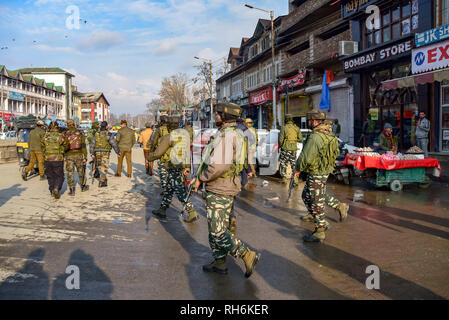 Srinagar, Jammu-et-Cachemire, en Inde. 1er février, 2019. Troopers paramilitaires indiennes vu patrouiller au cours d'une opération de recherche aléatoire à Srinagar.La sécurité a été renforcée dans la région du Cachemire en avant de la visite du premier ministre indien prévu le 3 février. Credit : Idrees Abbas/SOPA Images/ZUMA/Alamy Fil Live News Banque D'Images