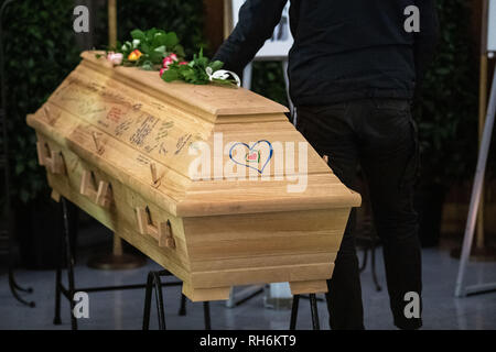 Heroldsberg, Allemagne. 06Th Feb 2019. Un deuil dit au revoir à un cercueil. Une semaine après une querelle fatale dans une gare S-Bahn de Nuremberg, parents, collègues et amis au revoir aux deux jeunes tués à Heroldsberg en franc. Credit : Lino Mirgeler/dpa/Alamy Live News Banque D'Images