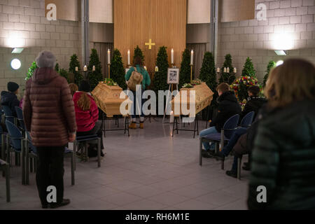 Heroldsberg, Allemagne. 06Th Feb 2019. Parents, amis et camarades de revoir à deux jeunes gens qui ont été tués il y a une semaine dans le cadre d'un différend à une station de S-Bahn de Nuremberg. Credit : Lino Mirgeler/dpa/Alamy Live News Banque D'Images
