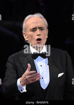 Dresde, Allemagne. 06Th Feb 2019. Le chanteur Jose Carreras à la 14e opéra Semper Ball. La devise de cette année, la balle est 'Fascination Dresden - rêves'. Credit : Britta Pedersen/dpa-Zentralbild/dpa/Alamy Live News Banque D'Images