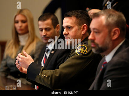 Washington DC, USA. 06Th Feb 2019. Carl Georges chasseuil, chef associé de l'United States Border Patrol, Intel participe à une discussion sur la lutte contre la traite des personnes à la frontière sud au cours d'une réunion dans la salle du Cabinet de la Maison Blanche, à Washington, DC, le 1 février 2019. Crédit : Martin H. Simon/CNP /MediaPunch MediaPunch Crédit : Inc/Alamy Live News Banque D'Images