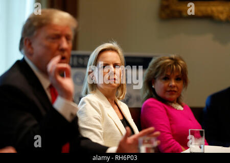 Washington DC, USA. 06Th Feb 2019. United States Secretary of Homeland Security (DHS) Kirstjen Nielsen participe à une discussion sur la lutte contre la traite des personnes à la frontière sud au cours d'une réunion dans la salle du Cabinet de la Maison Blanche, à Washington, DC, le 1 février 2019. Crédit : Martin H. Simon/CNP /MediaPunch MediaPunch Crédit : Inc/Alamy Live News Banque D'Images