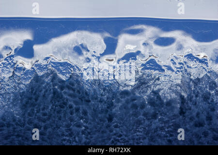Résumé fond macro artistique à la recherche de glace ou la condensation de l'eau congelée sur une fenêtre en verre Banque D'Images