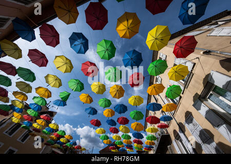 Parapluies de décoration de la ville de Gap en France Banque D'Images