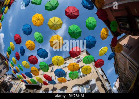 Parapluies de décoration de la ville de Gap en France Banque D'Images