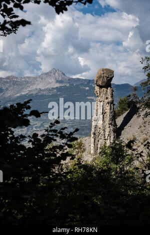 'Les Demoiselles Coiffees' rock formation à Sauze le Lac, France Banque D'Images