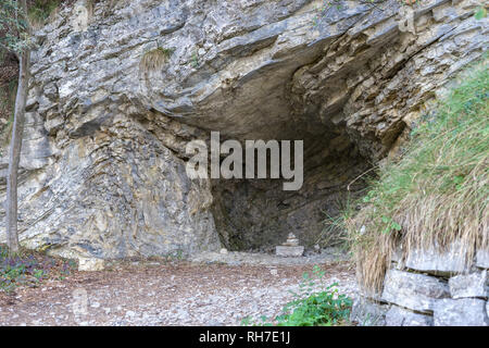 Petite grotte avec pierres empilées sur la route de pèlerinage à Montecastello en Italie Banque D'Images