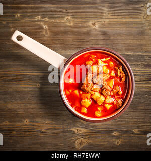 Mise à plat de la soupe de goulash sur fond de bois Banque D'Images