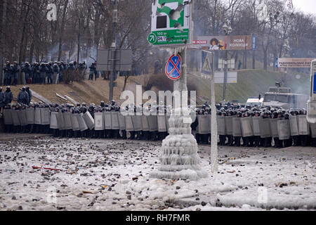 Ligne de police (Berkut) couvrant de boucliers lors de la révolution de la dignité. Grushevskogo street. 21 janvier, 2014. Kiev, Ukraine Banque D'Images