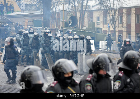Ligne de police (Berkut) couvrant de boucliers lors de la révolution de la dignité. Grushevskogo street. 21 janvier, 2014. Kiev, Ukraine Banque D'Images