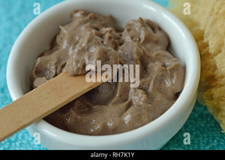 Masque visage et cheveux maison faite d'argile ghassoul rhassoul marocain - Banque D'Images