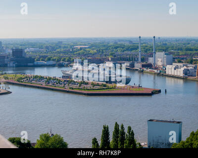 Vue aérienne d'un hôtel croisière sur une magnifique journée dans la ville de Rotterdam aux Pays-Bas Holland Banque D'Images