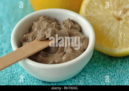 Masque visage et cheveux maison faite d'argile ghassoul rhassoul marocain - et citron Banque D'Images