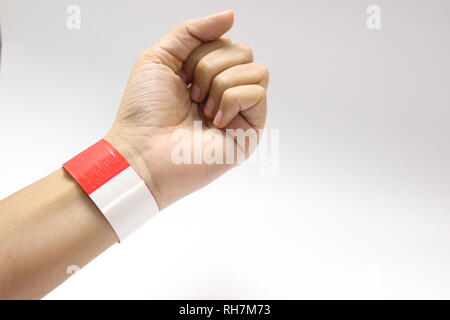 Bracelets thermiques rouge colorée pour les événements, party, parc aquatique, boîtes de nuit, concerts, les soins de santé et des hôpitaux, et des festivals de musique Banque D'Images