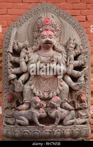 Une statue de la déesse hindoue Kali à l'extérieur du Palais Royal, complexe Durbar Square, Patan (Lalitpur), Vallée de Katmandou, Népal Banque D'Images