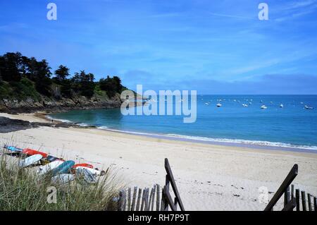 Bateaux colorés sur une plage de sable blanc à Cancale Bretagne France Banque D'Images