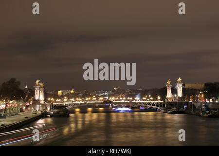 Vue de nuit pont Alexandre III sur la Seine - Paris, France Banque D'Images