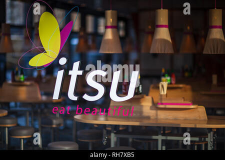 London ITSU - signe sur un style asiatique ITSU restaurant fast food à London UK Banque D'Images