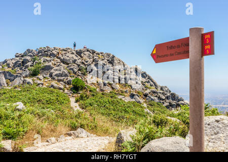 Un couple bénéficiant d'une vue sur du plus haut de la sélection de l'Algarve, Portugal Foia - Banque D'Images