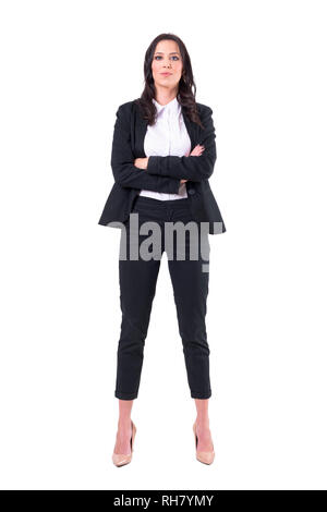 Vue avant du business woman in black costume classique avec bras croisés. Corps plein isolé sur fond blanc. Banque D'Images