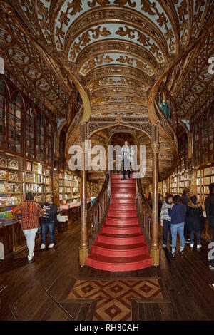 Et Irmao Lello Bibliothèque une librairie qui a servi de scène pour quelques scènes dans des films comme Harry Potter dans la ville de Porto, Portugal, Europe. Banque D'Images