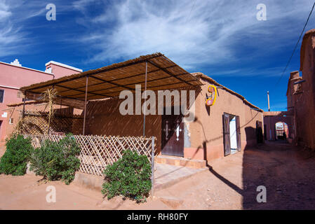 Ancienne maison marocaine berbère près de Ait Ben Haddou (Ait Benhaddou) est une ville fortifiée. Ouarzazate, Maroc Banque D'Images