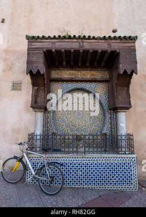 Fontaine ornementale traditionnelle en médina. Fontaine décorée avec de la mosaïque. Mosaïque ornée et l'art religieux islamique traditionnelle Meknes Banque D'Images