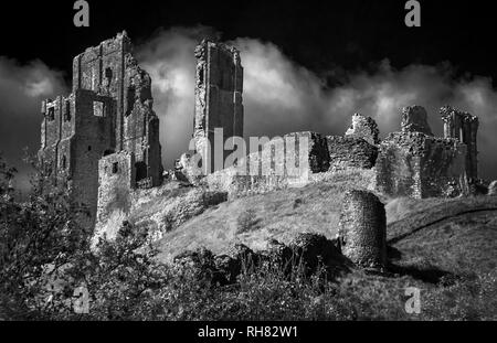 L'image monochrome infrarouge de Corfe Castle Dorset en Angleterre Banque D'Images