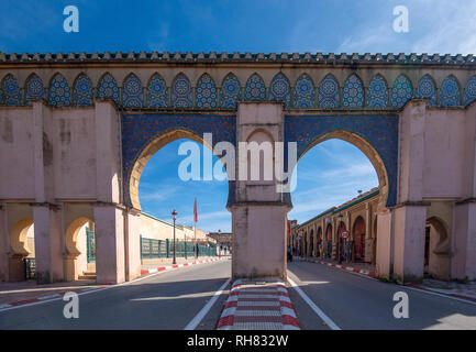 Bab Moulay Ismail en face de la fameuse mausolem , tombeau et mosquée de Meknès, Maroc Banque D'Images