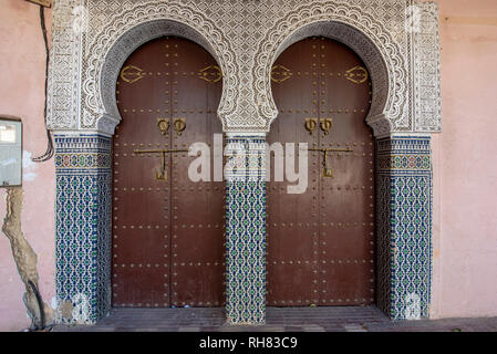 Conception de style traditionnel marocain d'une ancienne porte d'entrée en bois. Dans l'ancienne médina. Typique, vieux, brown finement sculptée riad à Meknès, Maroc Banque D'Images