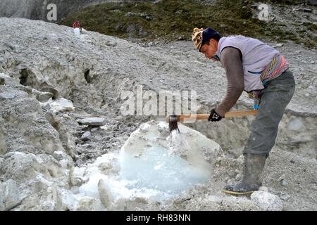 L'extraction de la glace dans le glacier de cirque pic Huandoy - Parc National Huascaran. Département d'Ancash au Pérou. Banque D'Images