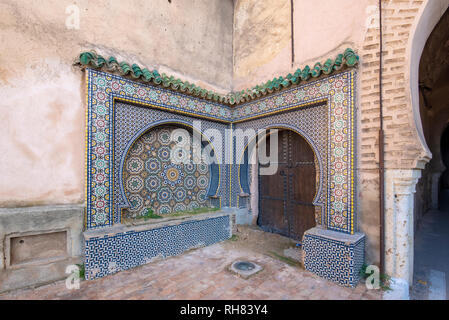 Fontaine ornementale traditionnelle en médina. Fontaine décorée avec de la mosaïque. Mosaïque orné à Meknes, Maroc Banque D'Images