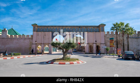 Bab Moulay Ismail en face de la fameuse mausolem , tombeau et mosquée de Meknès, Maroc Banque D'Images