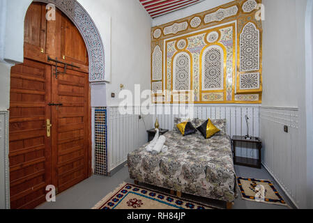 Cour intérieure avec des murs et du sol de mosaïque. Orné traditionnels et colorés en sculptures murales arabesque riad marocain . À l'intérieur de l'intérieur Banque D'Images