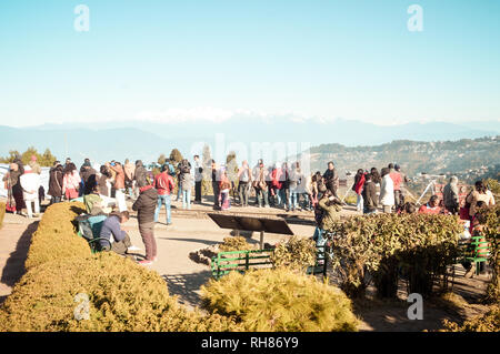 Batasia Loop, Darjeeling, 2 Jan 2019 : les touristes se retrouvent au point de vue et bénéficiant de Noël Nouvel an vacances à Batasia Boucle sur Darjeeling Himalaya Banque D'Images